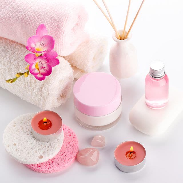 Handtücher, Kerzen und Pflegeprodukte für die Wellness-Fußmassage